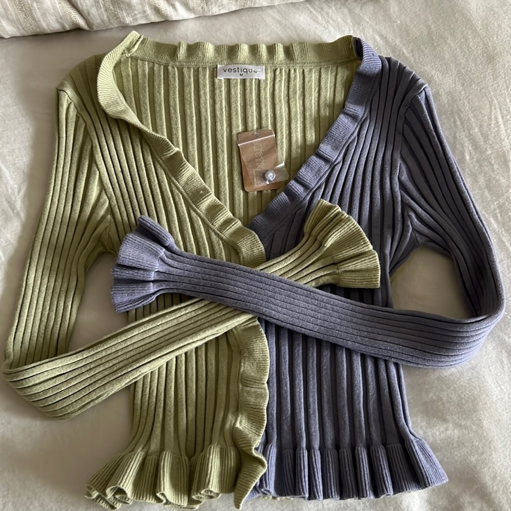 Vestique M cropped sweater - new with tags